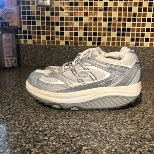 Skecher Shape UPS
